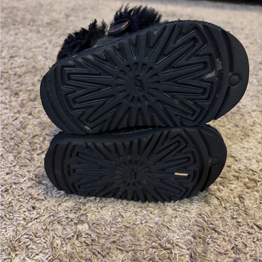 Ugg Toddler Mini Bailey Button II Boot Black - Picture 6 of 8